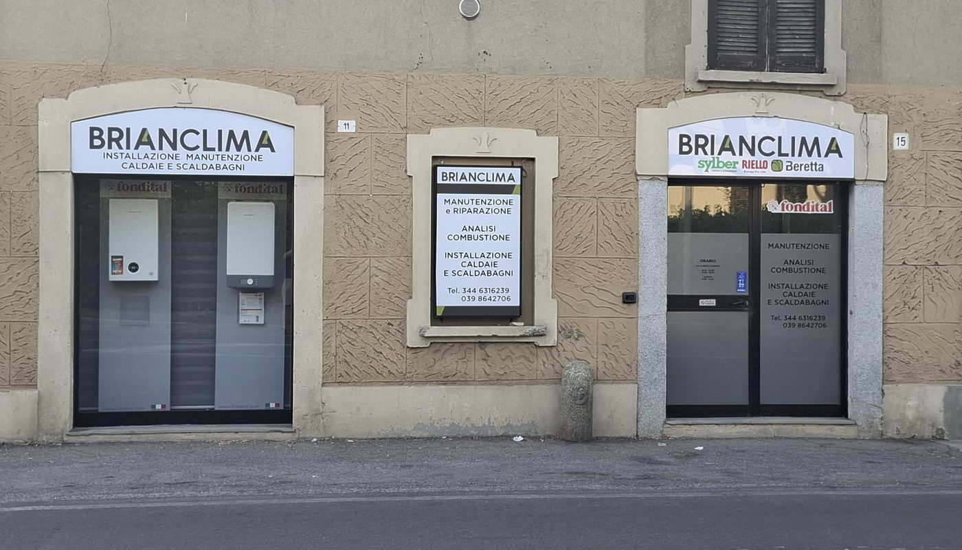 Facciata della sede BRIANCLIMA a Camparada: due vetrine con insegna e servizi di installazione, manutenzione e riparazione caldaie e scaldabagni