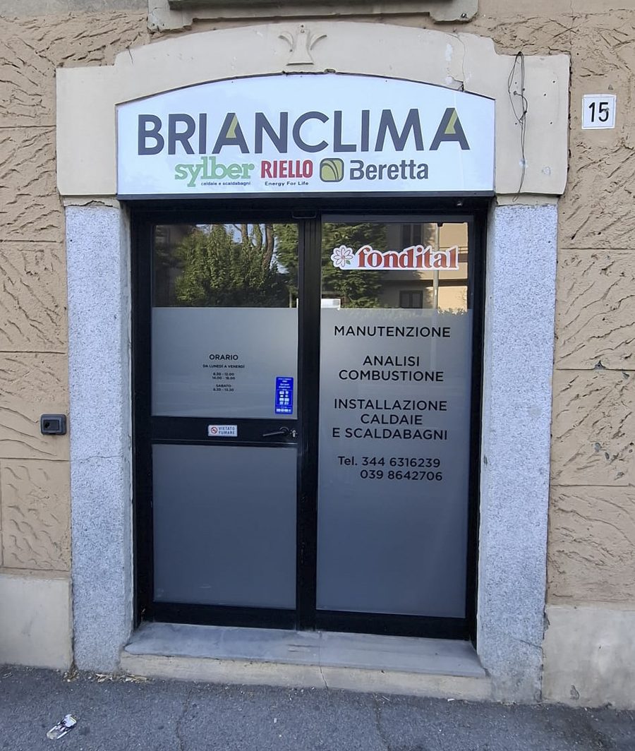 Ingresso della ditta BRIANCLIMA in Viale Milano 15: insegna con i marchi trattati e vetrina con servizi, orari e recapiti