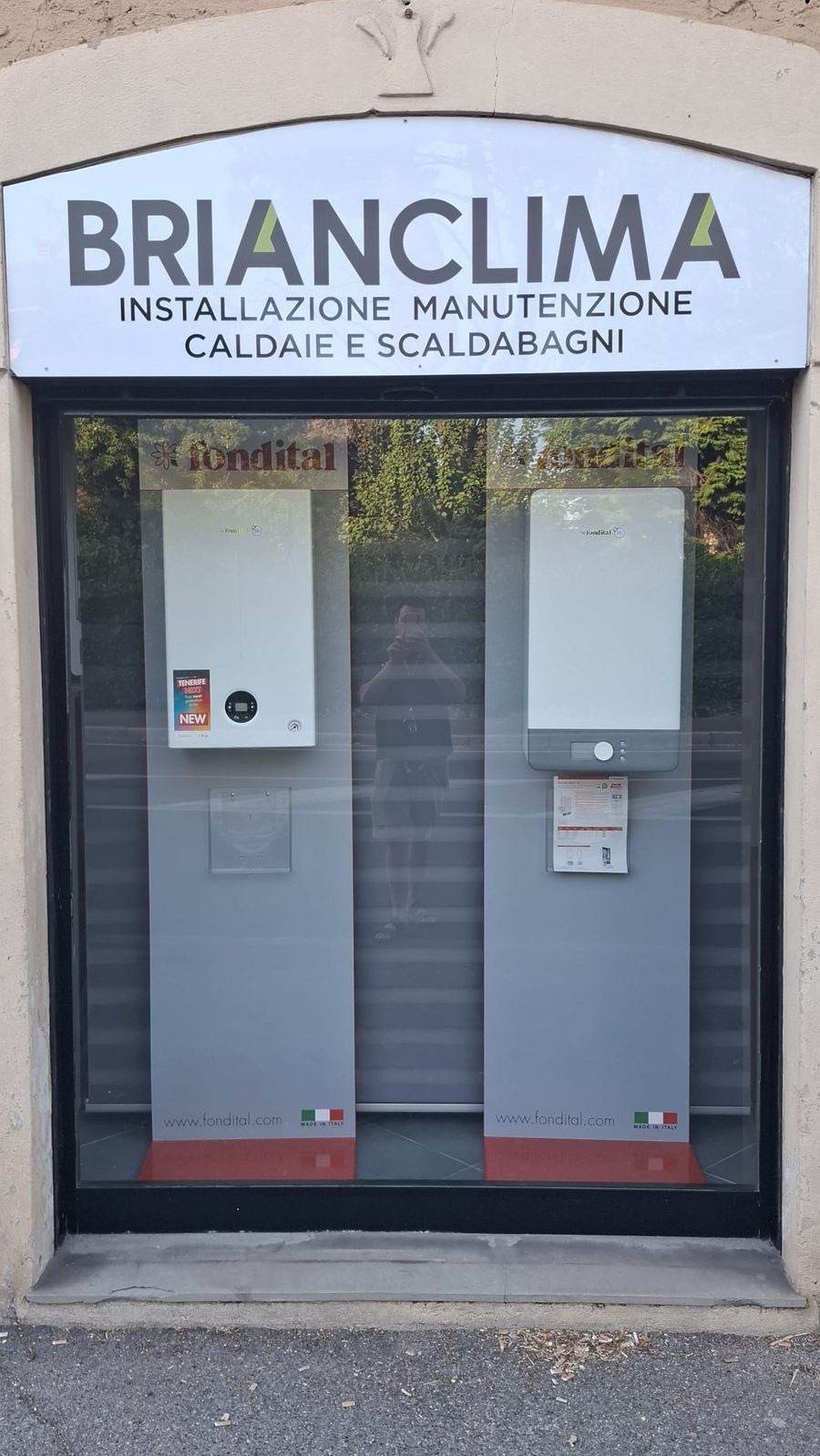 Vetrina della sede BRIANCLIMA con due caldaie a muro Fondital esposte